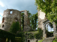 Burgruine und Schloss Karlsbach